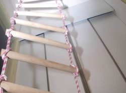 Веревочная лестница обладает отличными эксплуатационными свойствами, благодаря чему с ее помощью можно выполнять множество задач