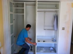 Изготовление самодельного шкафа из гипсокартона, имеющего раздвижные дверцы, обеспечит экономию денежных средств и позволит удовлетворить личные потребности всех членов семьи