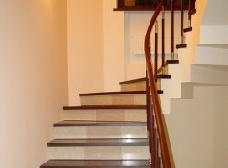 Существует широкое разнообразие отделочных материалов, с помощью которых можно сделать лестницу более практичной и красивой