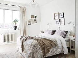 Спальня, выполненная в скандинавском стиле, выглядит элегантно и в то же время строго