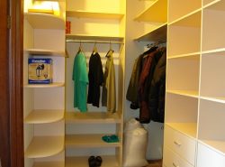 Гардеробная комната площадью 2 кв. м может быть функциональной и практичной, если рационально подобрать и расставить мебель