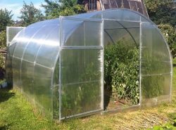 Теплица 3х4 м из поликарбоната отлично подойдет для выращивания овощей на дачном участке
