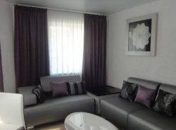 Красивый серый диван прекрасно впишется в интерьер любой гостиной