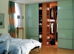 Выбирая двери для гардеробной комнаты, следует учитывать практичность и собственные предпочтения