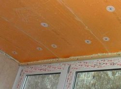 Материалы для утепления потолка на балконе могут отличаться по толщине, виду и цвету