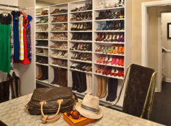 Полки являются практичным и удобным элементом гардеробной, который позволяет разложить обувь по сезонам
