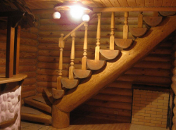 Лестницы из бревна отлично смотрятся в интерьере, выполненном в стиле кантри