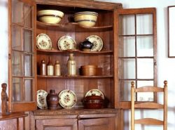Стильно и необычно дополнить интерьер гостевой комнаты  можно при помощи оригинального шкафа для посуды