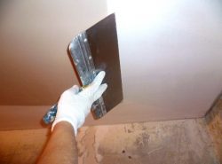 Шпаклевание стен и потолка является важным этапом при проведении ремонтных работ