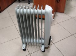 Масляный радиатор разогревается до температуры +/- 60°C, поэтому не сушит воздух