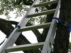 Алюминиевая приставная лестница является незаменимой как в быту, так и при проведении строительных работ