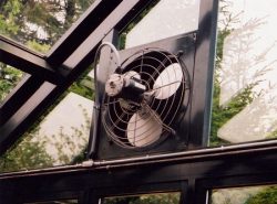 Вентиляторы для теплиц могут отличаться по мощности и размеру