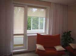 Главное требование, которому должны соответствовать шторы на окно с балконной дверью — удобство использования
