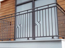 Балконные ограждения могут быть изготовлены из различных материалов: дерева, металла, стекла