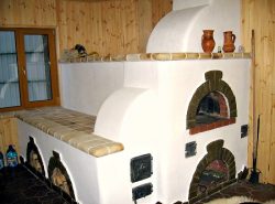 Русская печь является полезной и практичной постройкой для отопления дома и приготовления пищи