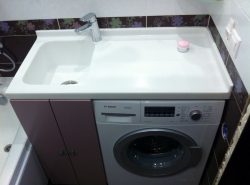 Установка раковины над стиральной машиной - прекрасное решение для маленьких ванных комнат