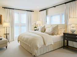 Преобладание белого цвета в интерьере спальни делает ее  светлой, нежной и воздушной