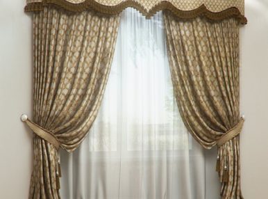 Классические шторы в интерьере современных домов можно встретить очень часто