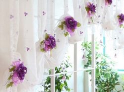 Преобразить интерьер и стильно украсить шторы можно при помощи красивого декора