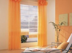 Выбирать оранжевые шторы для оформления интерьера предпочитают креативные и неординарные личности