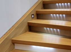 Благодаря подсветке ступеней можно существенно улучшить эстетические качества лестницы